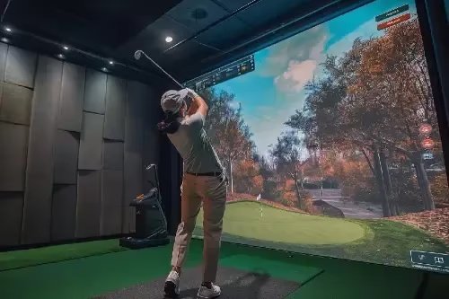 Indoor golf simulator